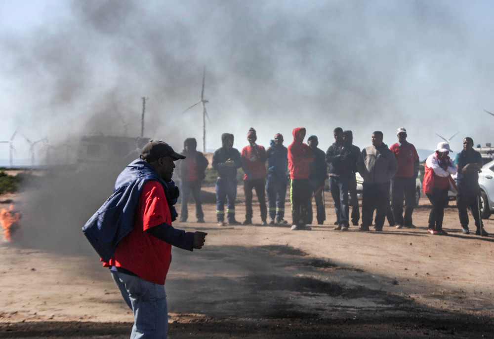 Many workers who were arrested during the strike at the Tormin mine were suspended, including for ‘actions detrimental to the interests of the employer’. Ons Kontrei Streekskoerant