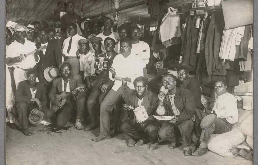 This photo of people from Britain’s colonies in Africa is one of the 40 propaganda photos taken by Albert Grohs in the Ruhluben internment camp near Berlin. It is part of the Maurice Ettinghausen Collection of papers at the Harvard Law School Library