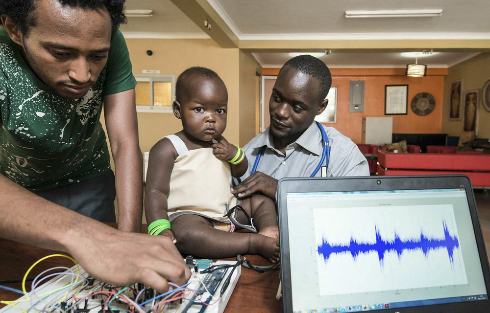 Brian Turyabagye and his team have developed a biomedical kit for early diagnosis and continuous monitoring of pneumonia patients.