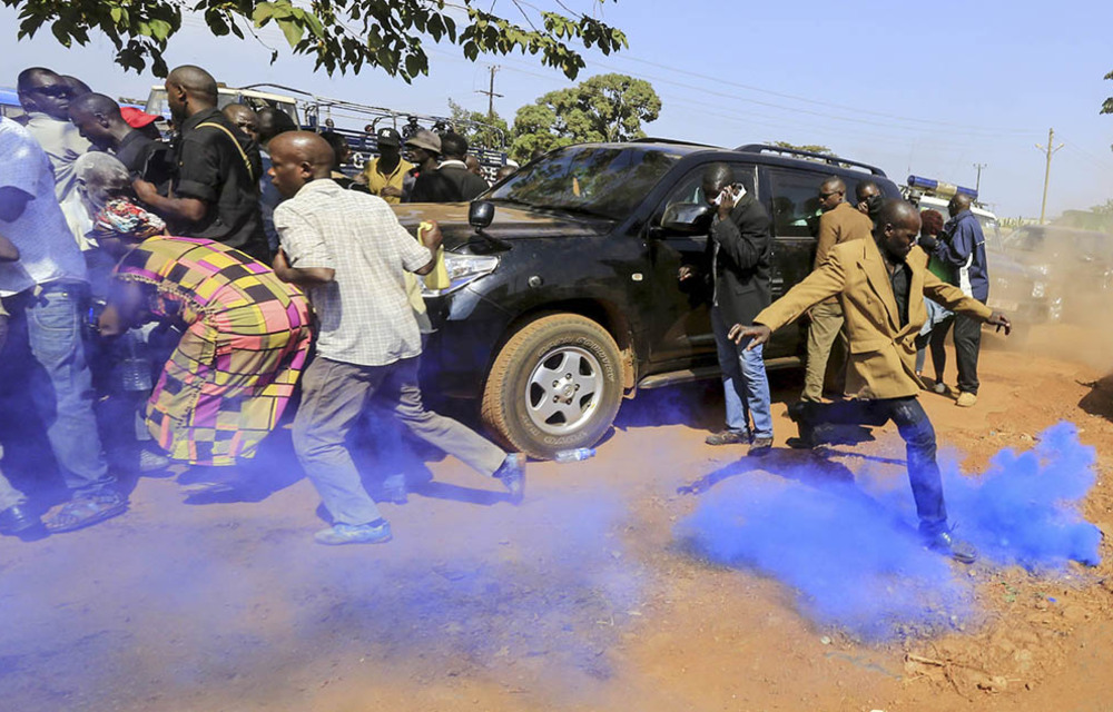 Police fire teargas at supporters of Amama Mbabazi