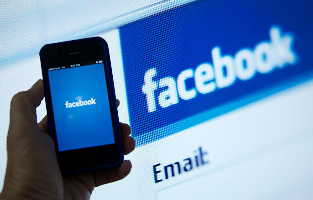 Mobile ad growth boosts Facebook’s profits