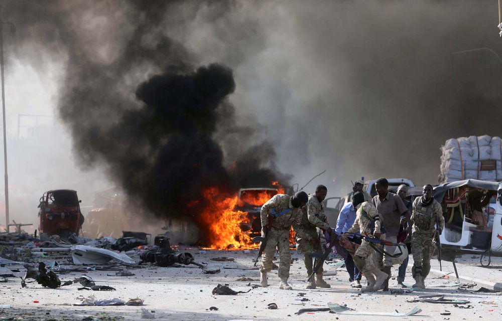 Somali Armed Forces evacuate their injured colleague