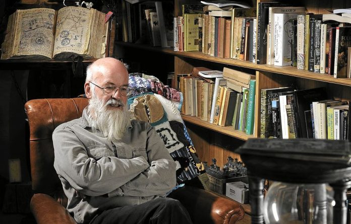 c417648e-author-sir-terry-pratchett-dies-aged-66-696x445.jpeg