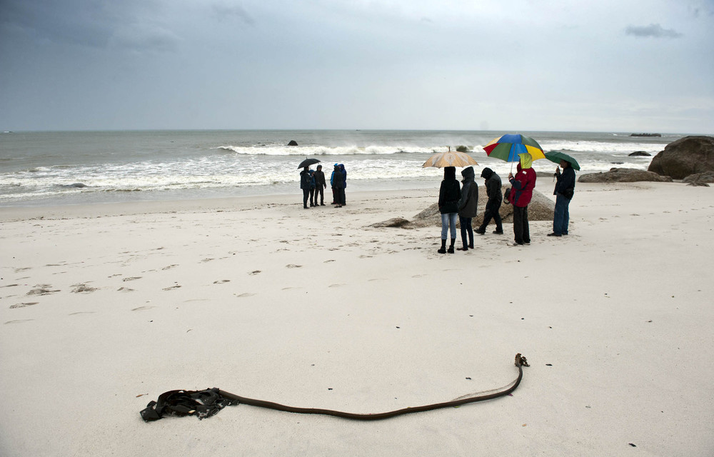 South Africans gathered at Clifton beach on Tuesday to remember the slaves that died at sea. A shipwreck was recently found.