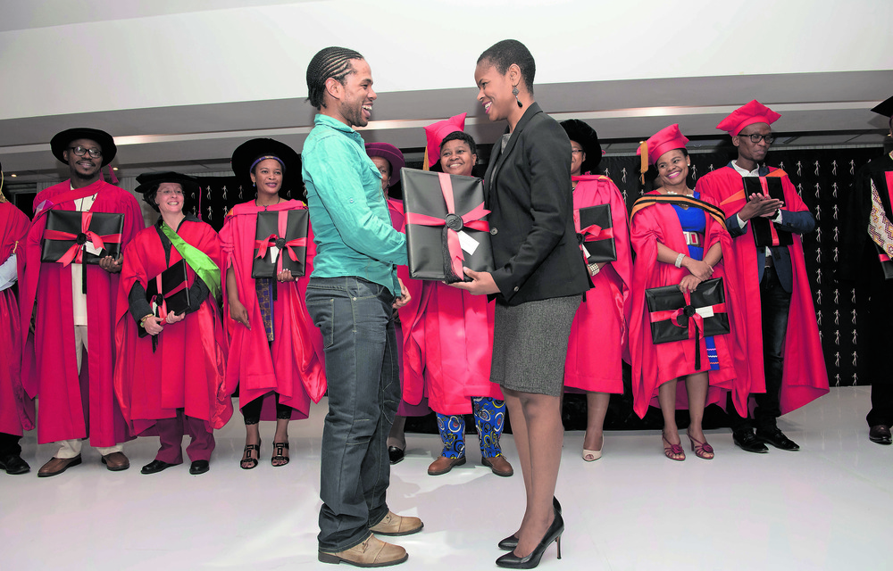 Soon-to-be Dr Siyabonga Yolo Koba accepting the NIHSS certificate from Dr Ndivhuwo Lururli