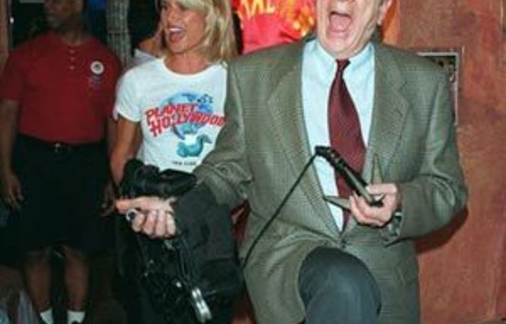 ‘Naked Gun’ actor Leslie Nielsen dies