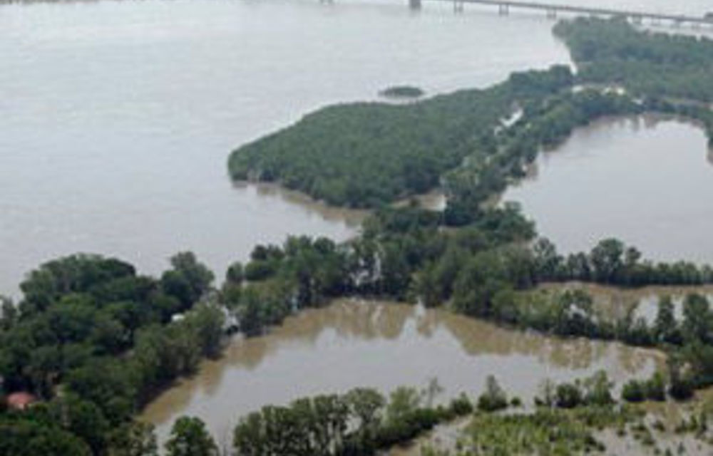 Floods along Mississippi swamp farms, homes
