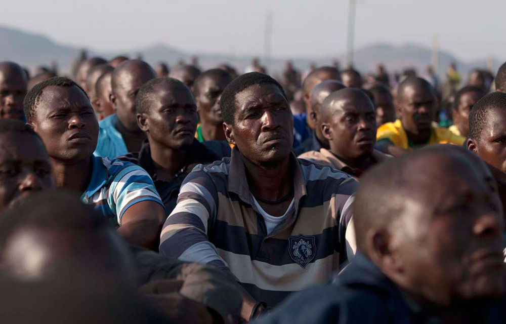 Officials have brokered closed-door talks between workers and management of Lonmin's mine to end a strike where violence has killed 44 people.