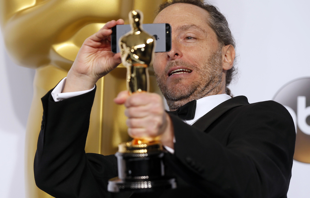 Emmanuel Lubezki poses with the Oscar for best cinematography for the film "Birdman or