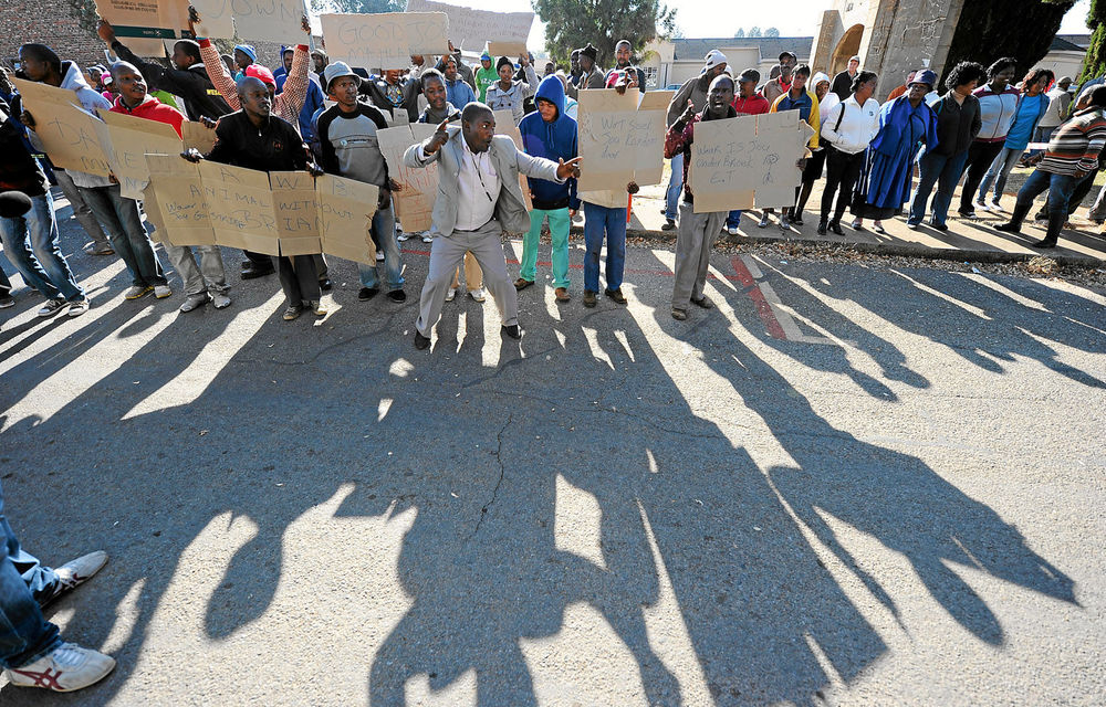 Demonstrators supporting murder accused Chris Mahlangu and Patrick Ndlovu quickly lost steam.