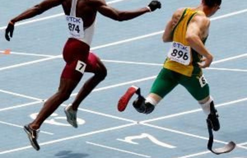 Pistorius through to semifinals on world debut