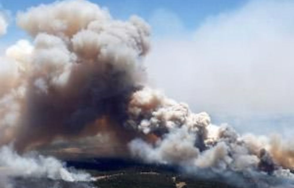 Arizona inferno rages on towards New Mexico