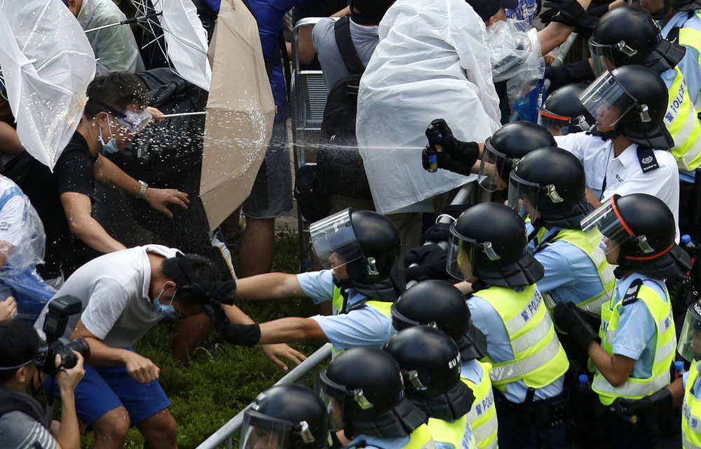 Hong Kong authorities announced a withdrawal of riot police from the streets in a major concession to pro-democracy demonstrators.