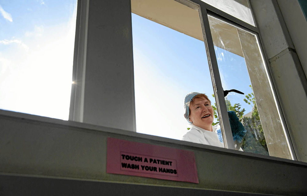 Helen Zille and members of her cabinet recently cleaned the Red Cross Children’s Hospital in Cape Town.