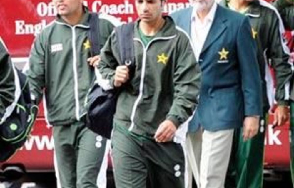 Pakistan stars depart for betting-scam probe