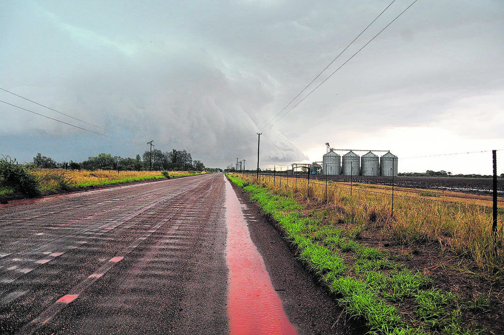 Storm clouds gather on farmland in Settlers, Limpopo, South Africa. Premier Chupu Mathabatha has announced plans to revitalise agriculture and agro-processing projects in the province. (Lucas Ledwaba/Mukurukuru Media)