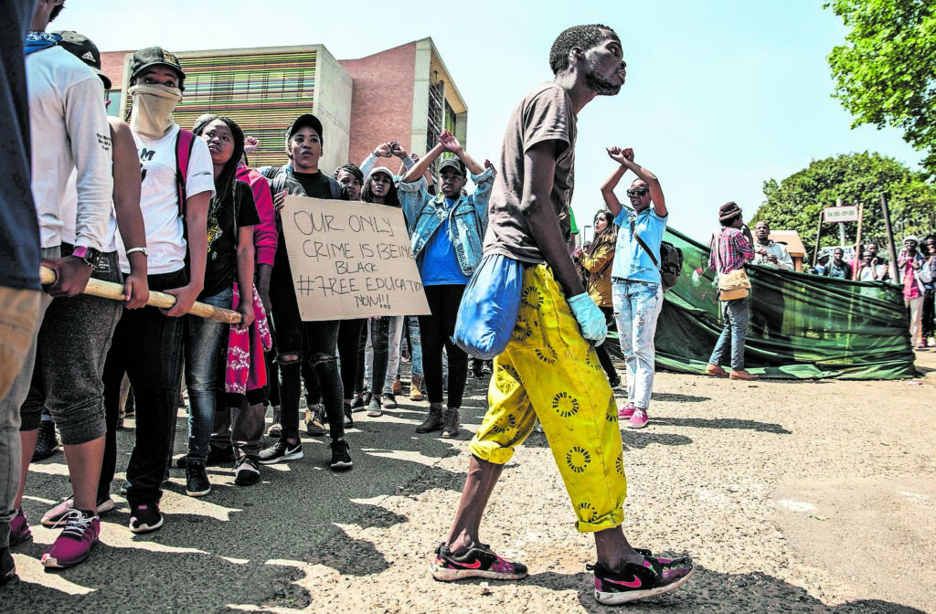 Feesmustfall010