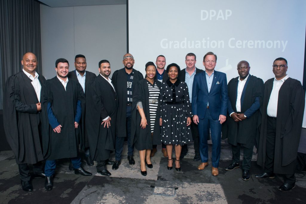 Vwsacorporateandgovernmentaffairsdirector,nonkqubelamalizaandheadofvolkswagenpassengercars,steffenknapp,withthe2021 2022dpapca