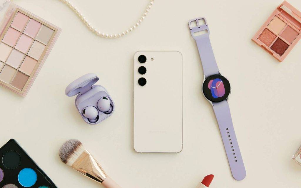 005_lifestyle_galaxy_s23_cream_watch5_silver_buds2pro_borapurple_206185