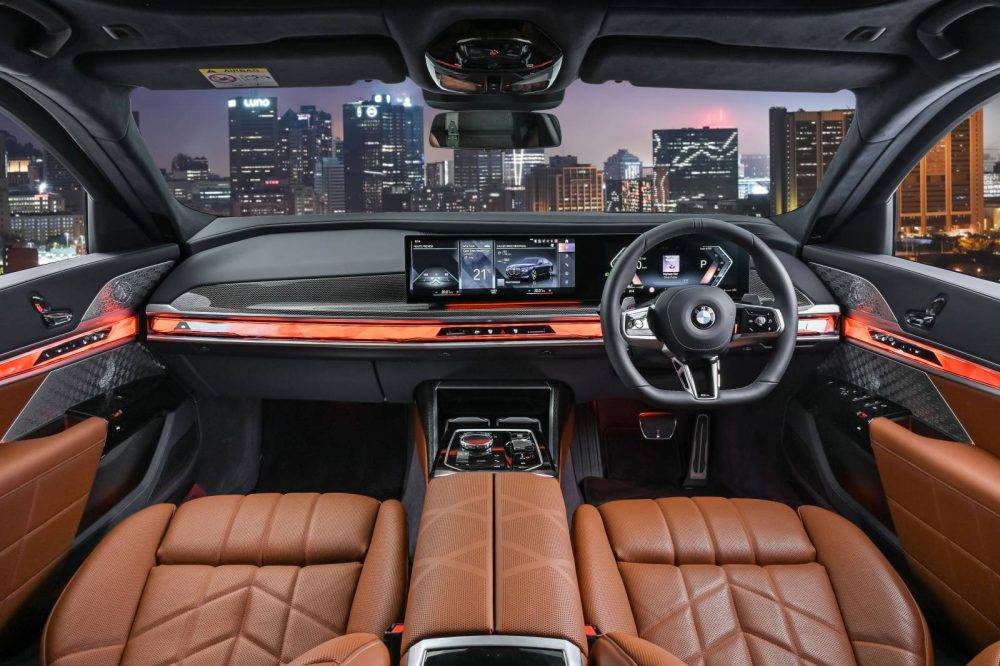 P90491628_highRes_the-bmw-740i-in-sout(1)