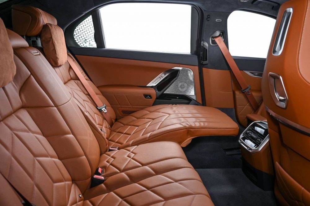 P90491633_highRes_the-bmw-740i-in-sout(1)