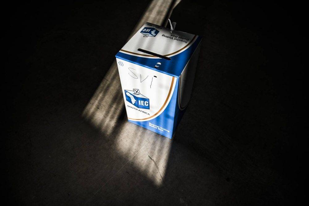 Group of 20 tries to break into electoral commission warehouse