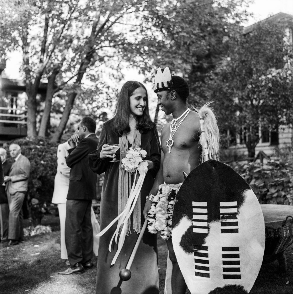 Weddingphoto,joannaandmorleyintraditionalattires,24october1970atmonterohomeinriverdale,newyorkcity.