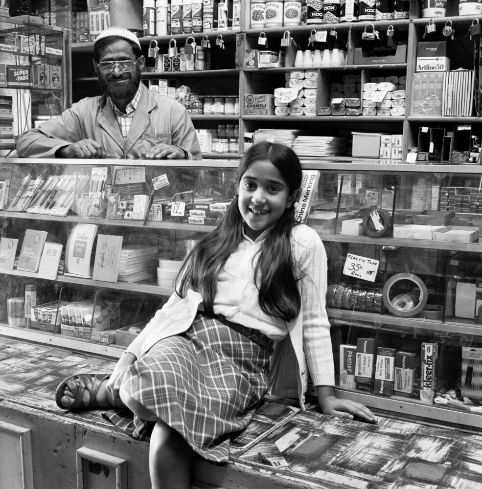 Davidgoldblatt,ozziedocratwithhisdaughternassimainhisshopbeforeitsdestructionunderthegroupareasact,fietas,johannesburg,1977