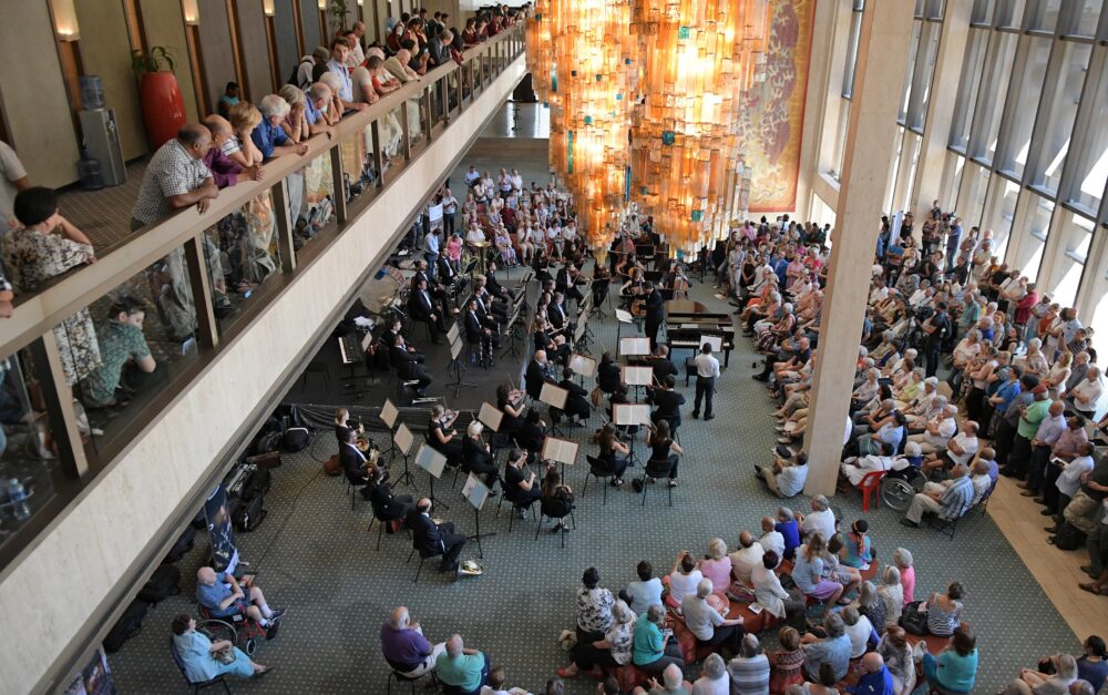 2017chandelierfoyerlunchhourconcert